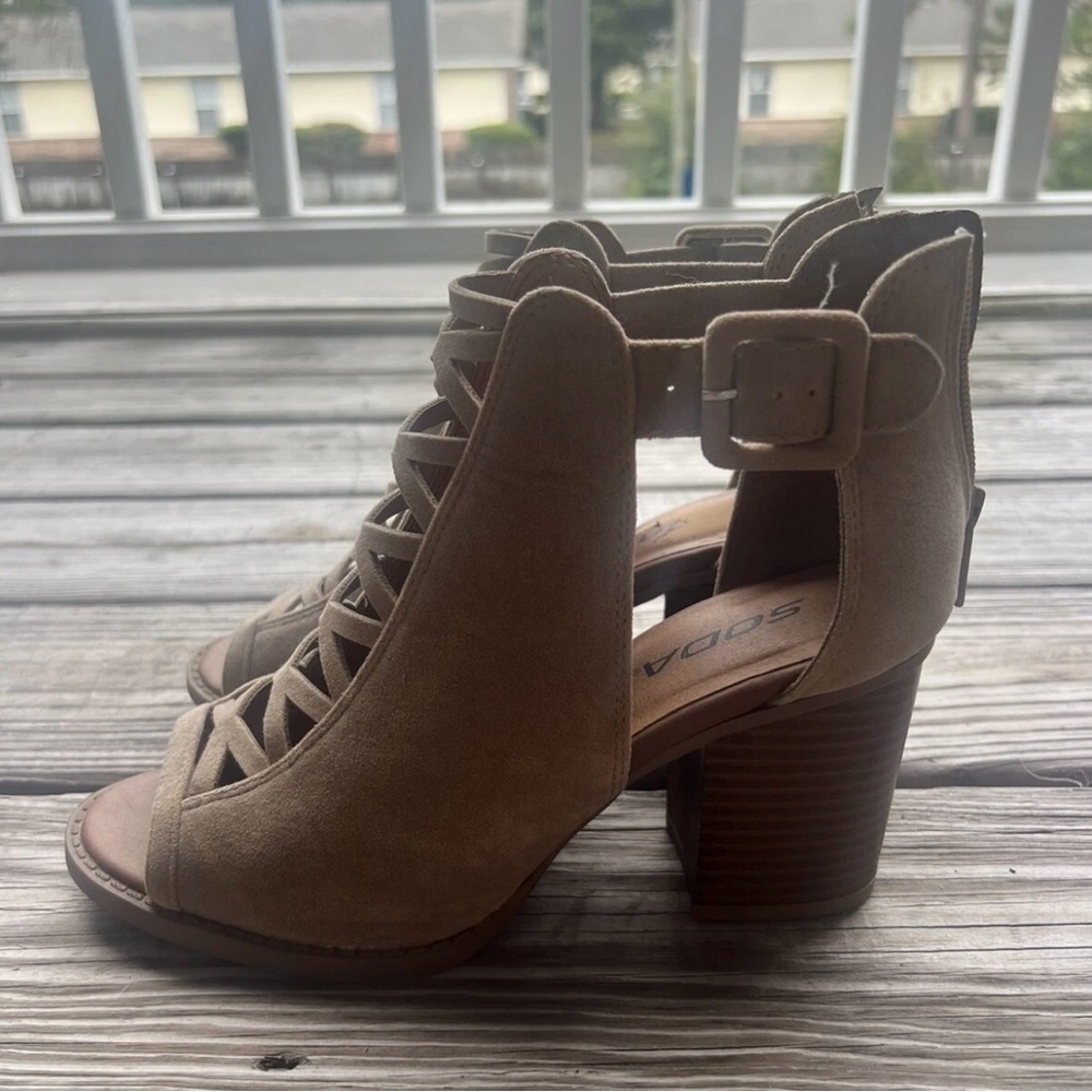 Soda Tan Heels with Open-Toe Design and Stacked Heel Size 7 - Picture 2 of 5